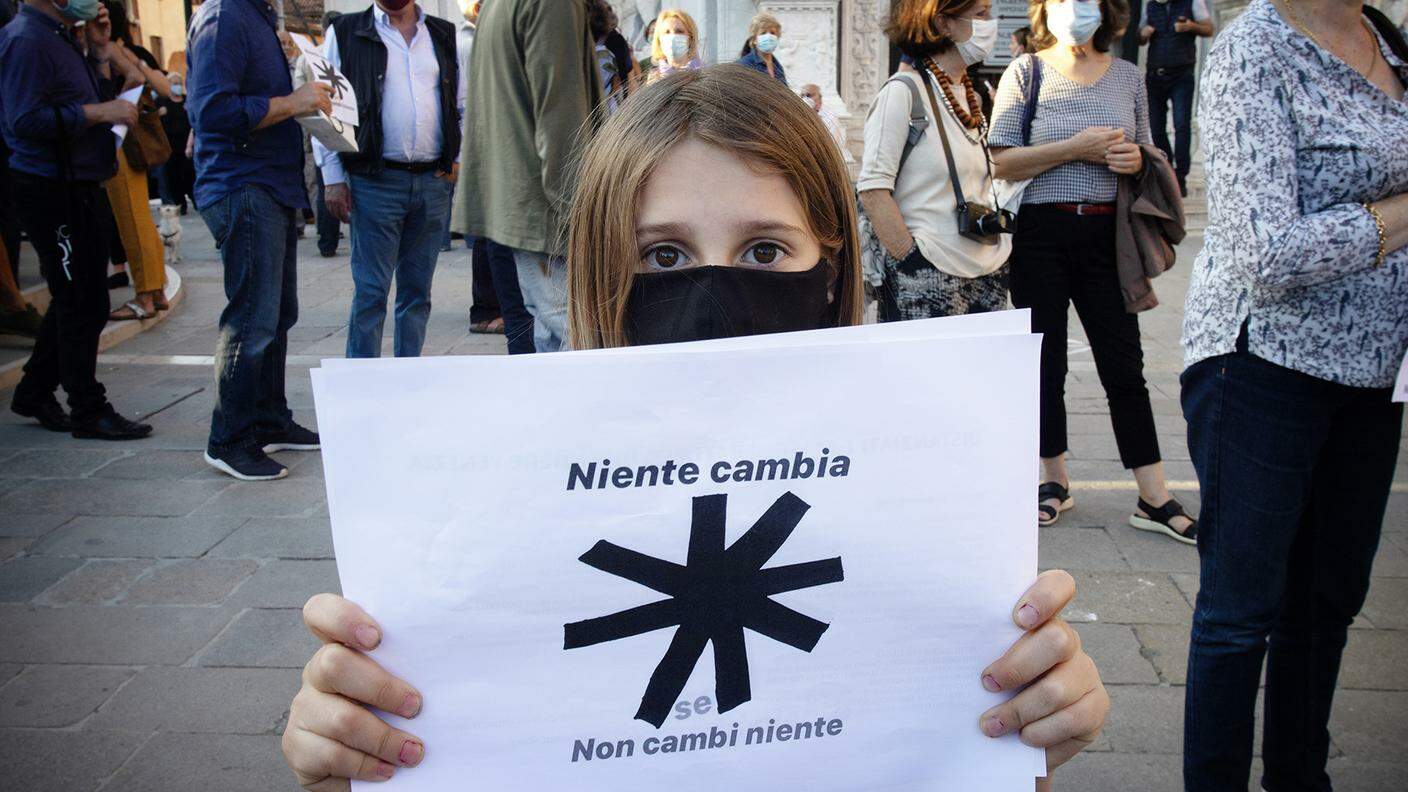 Una giovanissima manifestante