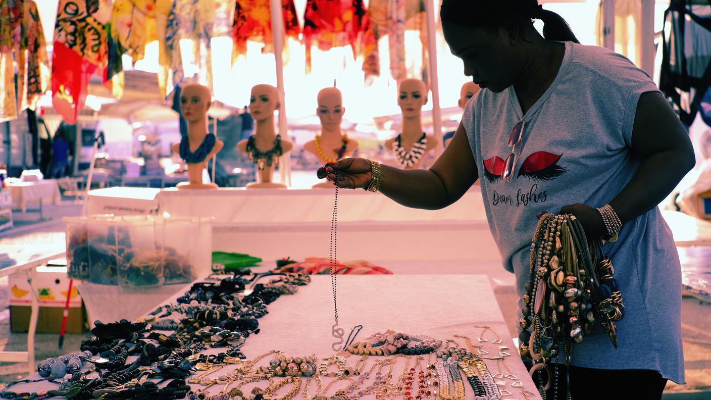 Una donna prepara i suoi prodotti al mercato di Santa Maria Capua Vetere, tra le professioni più svolte dai Murid c’è quella di commerciante