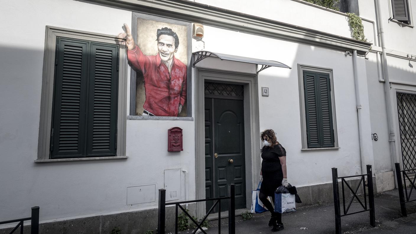 Omaggio a Pier Paolo Pasolini, in via Fanfulla da Lodi a Roma, dove ha girato una delle scene più celebri del film Accattone (1961), interpretato da Franco Citti