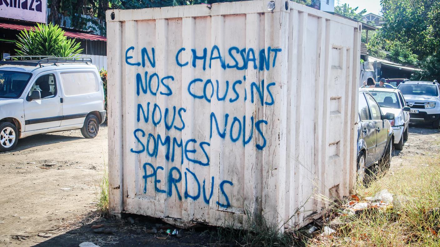 “Dando la caccia ai nostri cugini abbiamo smarrito noi stessi”: la critica è rivolta alla politica repressiva verso i migranti economici, sopratutto comoriani e malgasci, che popolano Mayotte