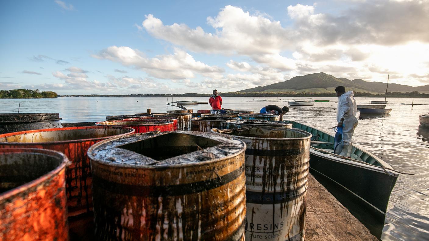 Barili di greggio raccolti in mare dai pescatori delle Isole Mauritius 