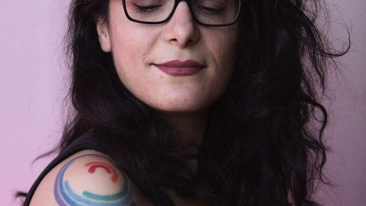 Elif è un’attivista LGBTQ+ e si è tatuata i colori dell'arcobaleno sulle spalle