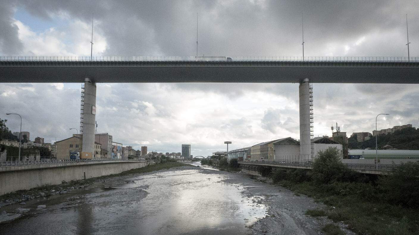 “Dal mio quartiere non si vede altro che il Ponte dell’autostrada e il torrente” (da “Dove crollano i sogni”)