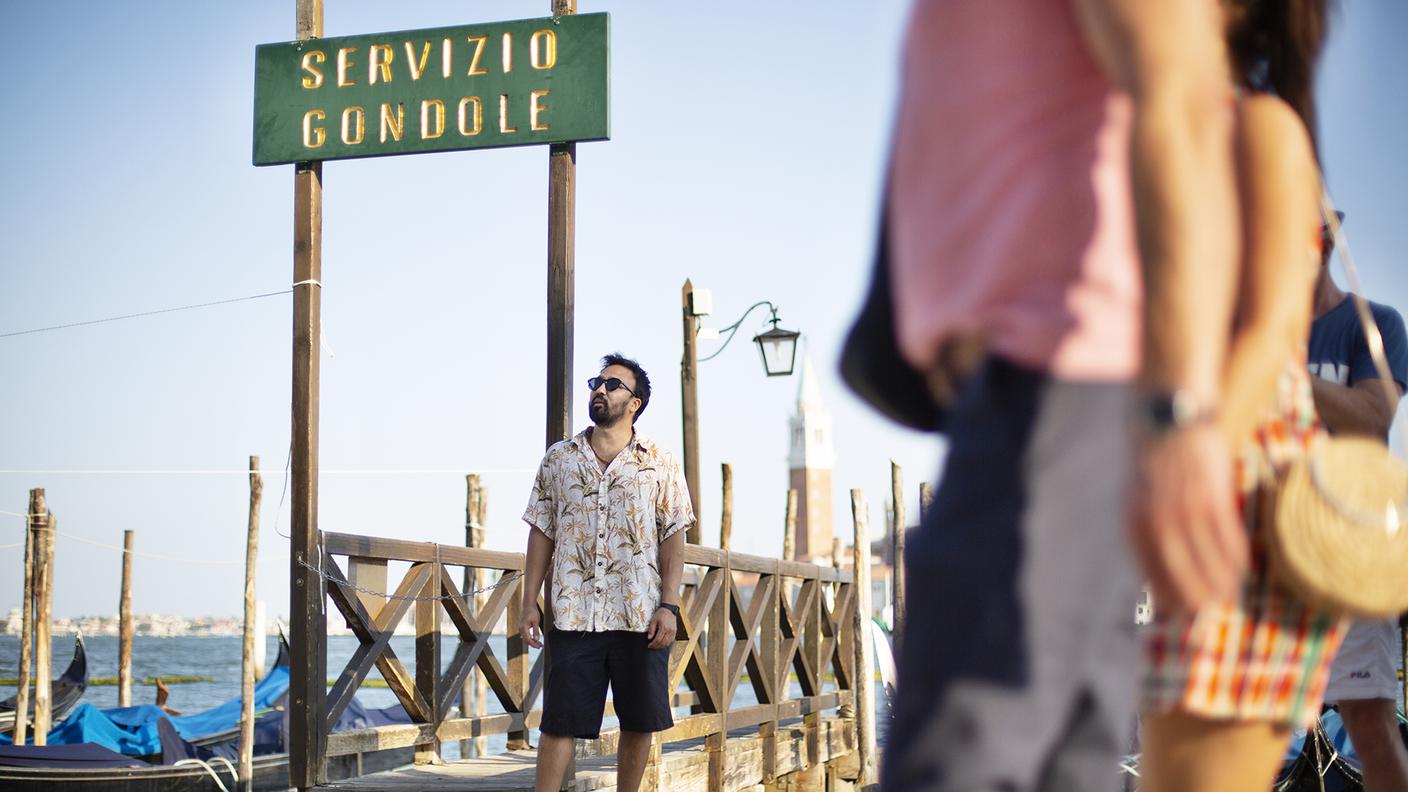 Mohammad davanti a un approdo per le gondole sulla Riva degli Schiavoni