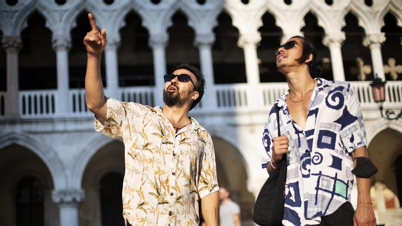 Insieme a suo cugino Davud davanti al Palazzo Ducale