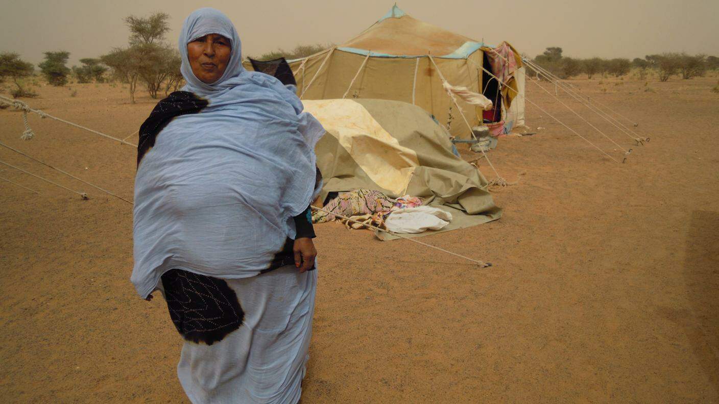 Una donna nomade saharawi. Le popolazioni del deserto sono tra le più esposte al rischio di migrazioni per motivi ambientali
