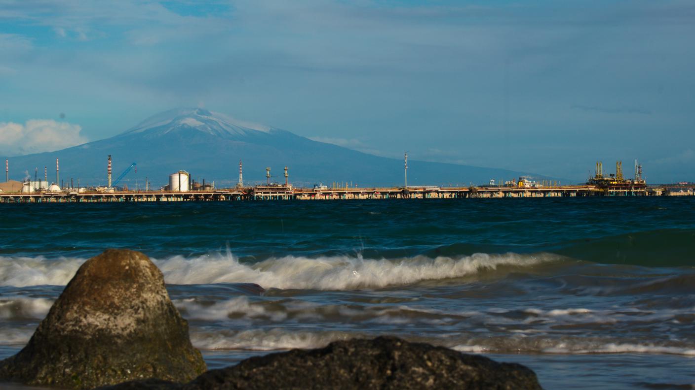 Panoramica del Monte Etna da Marina di Priolo. In primo piano, parte del Golfo di Augusta e sistemi di scarico dei petroli