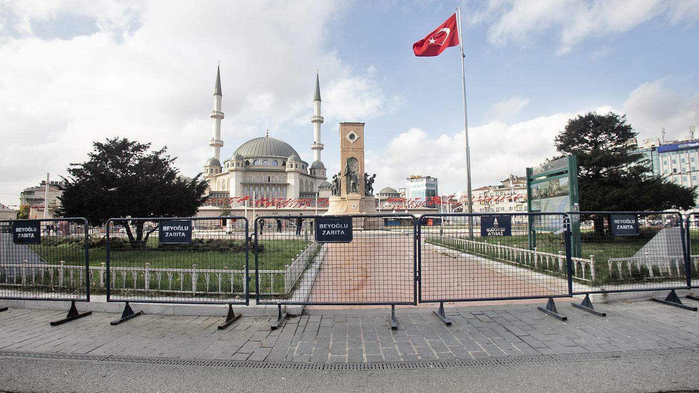 La piazza Taksim, con la nuova moschea sullo sfondo e il monumento della Repubblica transennato in primo piano
