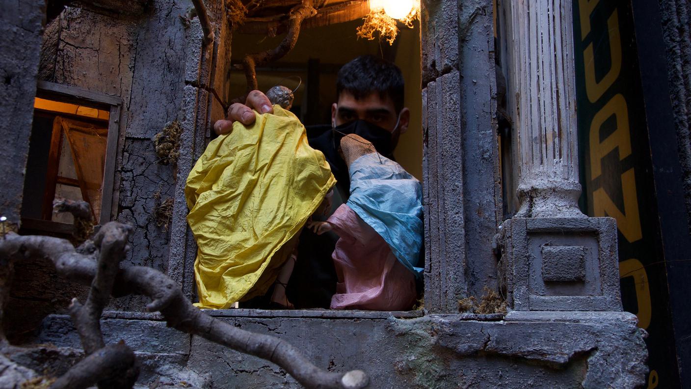 Antonio Capuano sistema i personaggi di un presepe in vista della riapertura – a inizio dicembre – delle botteghe di San Gregorio Armeno a Napoli