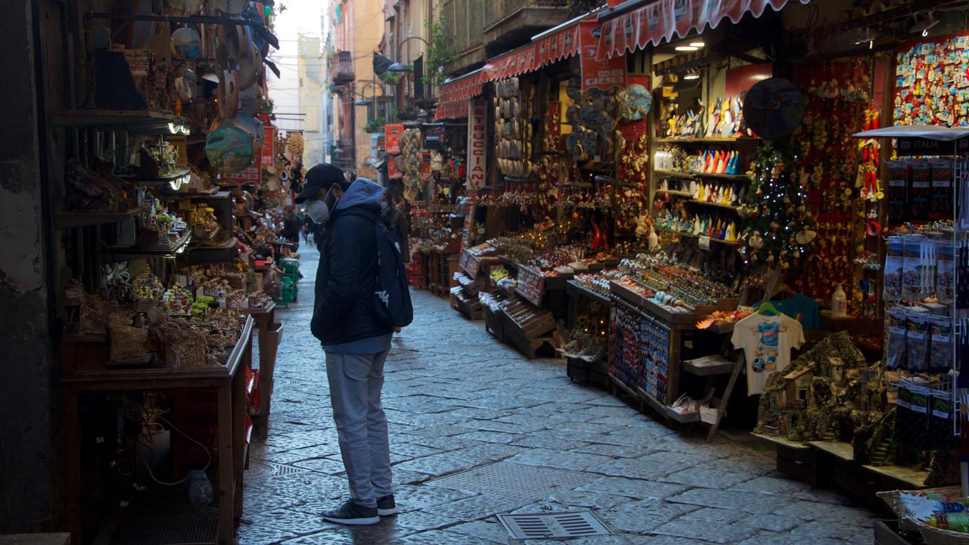 L’emergenza sanitaria da Coronavirus e l’assenza di turisti hanno abbattuto le entrate del settore presepi a San Gregorio Armeno. “Un danno da più di 1 milione e mezzo di euro” dice il presidente Gabriele Casillo