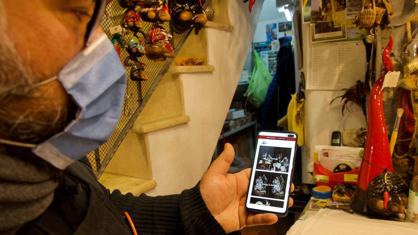 L’artigiano presepiale Lello Vinci controlla le vendite online sull’e-shop della sua bottega. Sono gli acquisti online che hanno permesso ai laboratori di continuare la produzione 