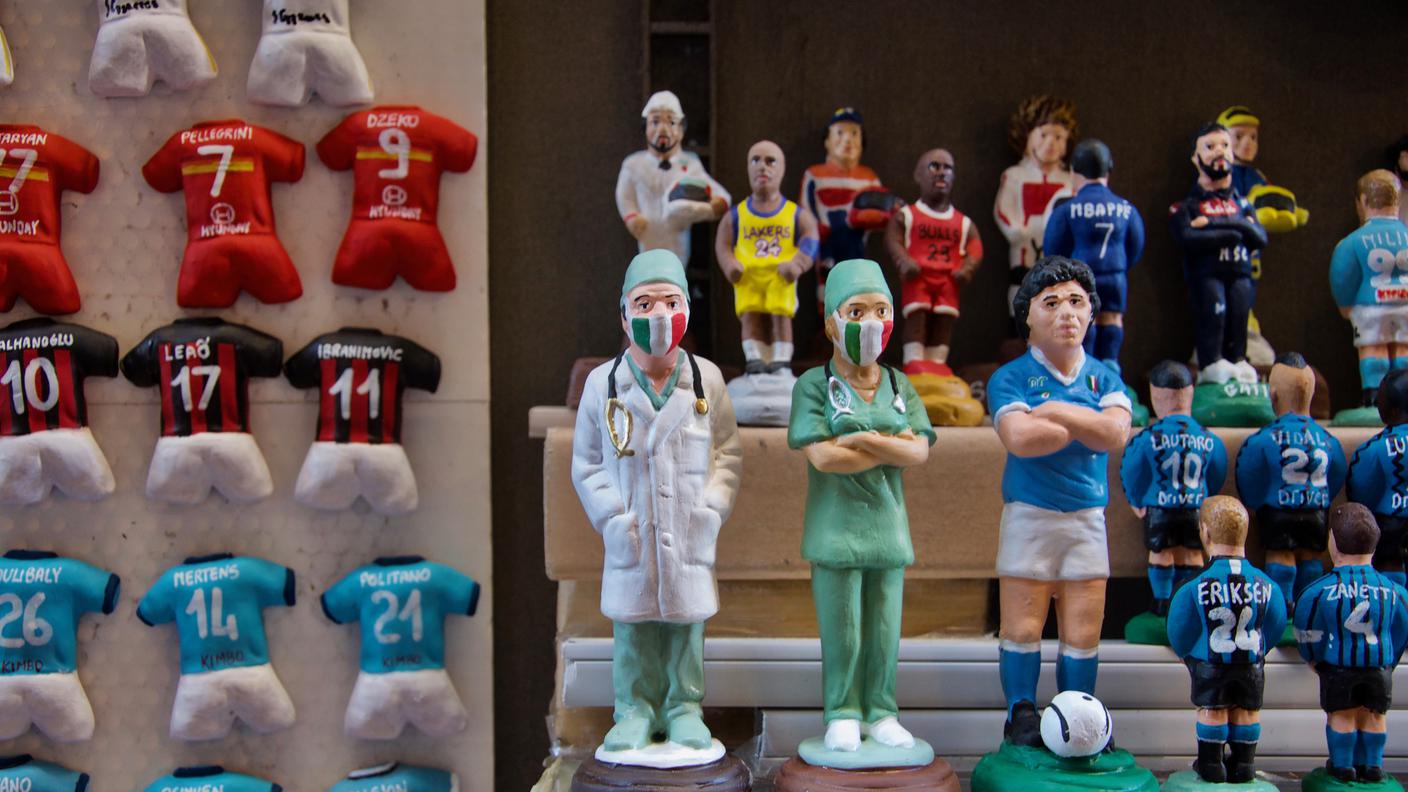 I nuovi personaggi del presepe 2020: a fianco di Diego Armando Maradona, le statuine di un medico e un’infermiera. Il personale sanitario è entrato di diritto nella natività 2020