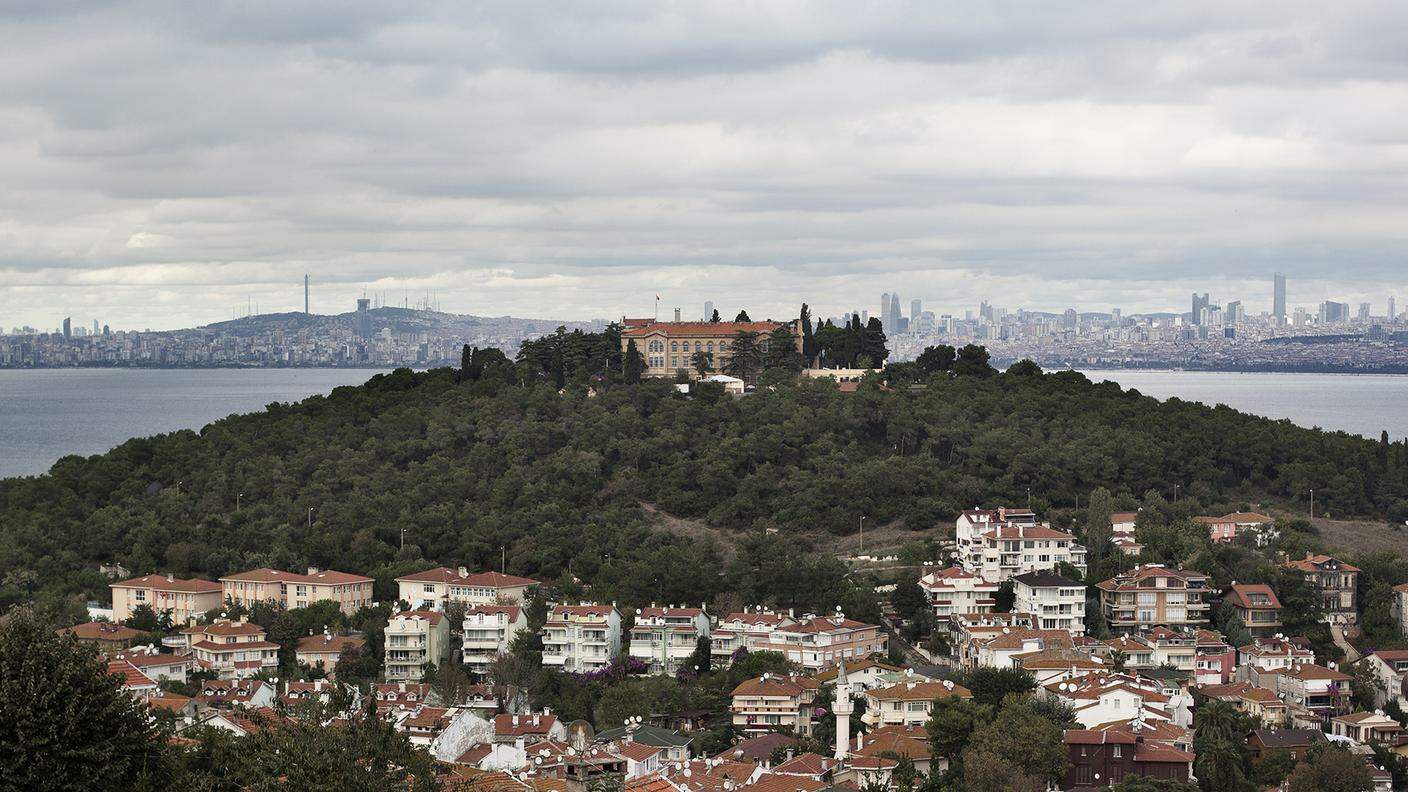 Il monastero greco-ortodosso di Halki nell’Isola di Heybeliada, sullo sfondo il lato asiatico di Istanbul