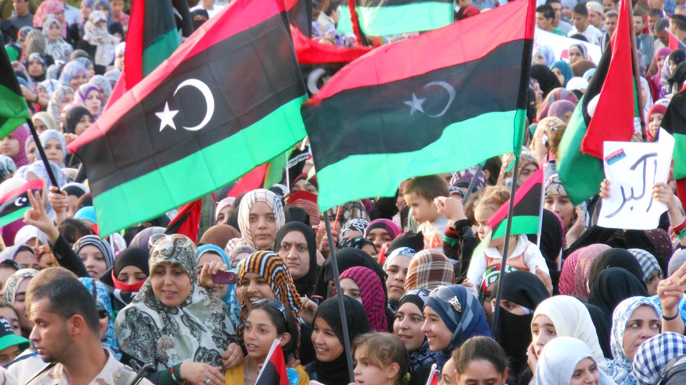 Misurata, 2011. Donne sventolano le bandiere in segno di vittoria, dopo la fine dell'assedio della città
