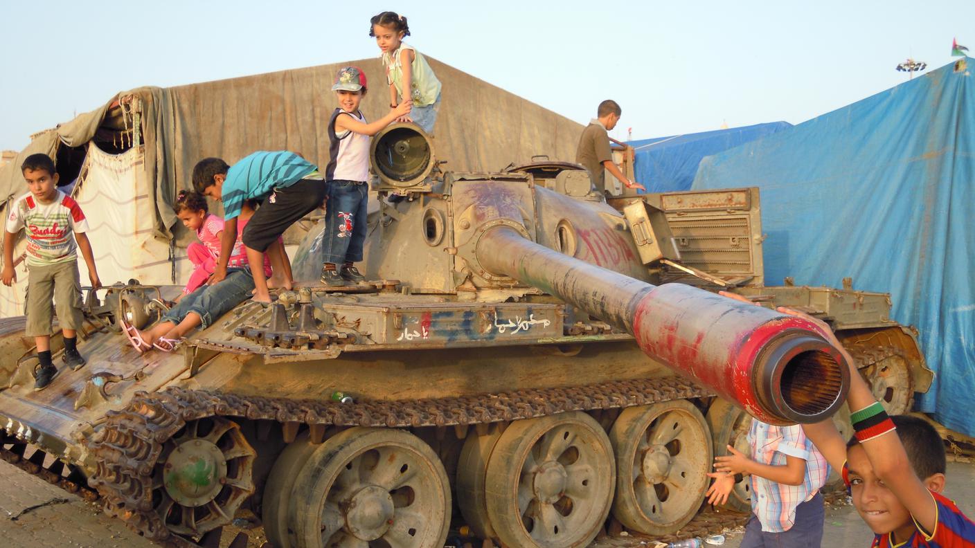 Bengasi, 2011. Un carroarmato delle truppe di Gheddafi diventa un parco giochi per bambini