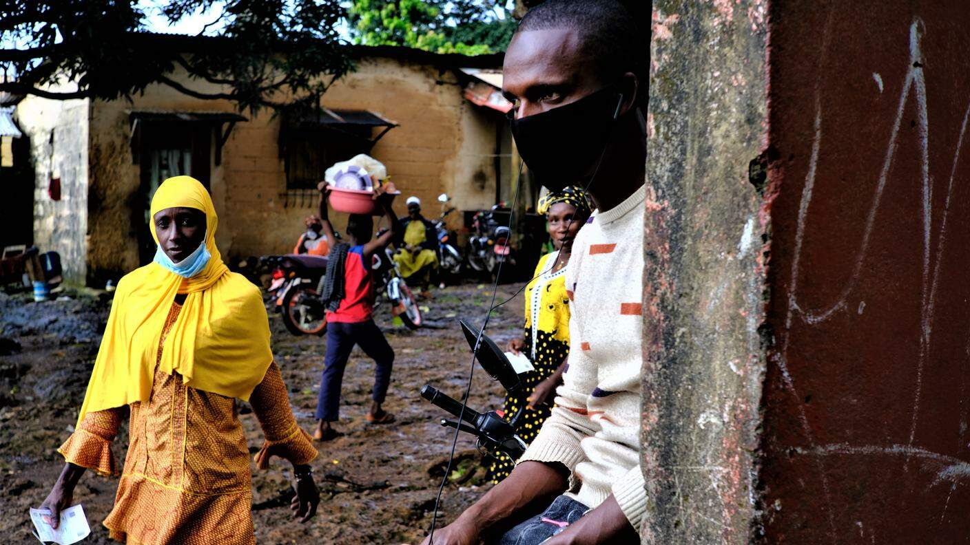 Tra le misure per arginare la pandemia in Guinea Conakry c’è il coprifuoco obbligatorio alle 23:00 e l’obbligo di indossare la mascherina nei locali pubblici