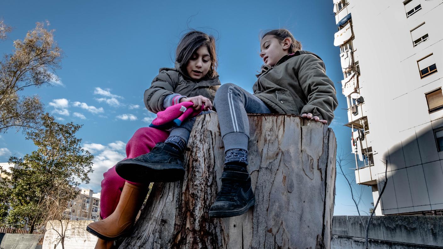 Chantal e Simona sedute sul tronco sul quale costruiranno la loro casetta sull’albero