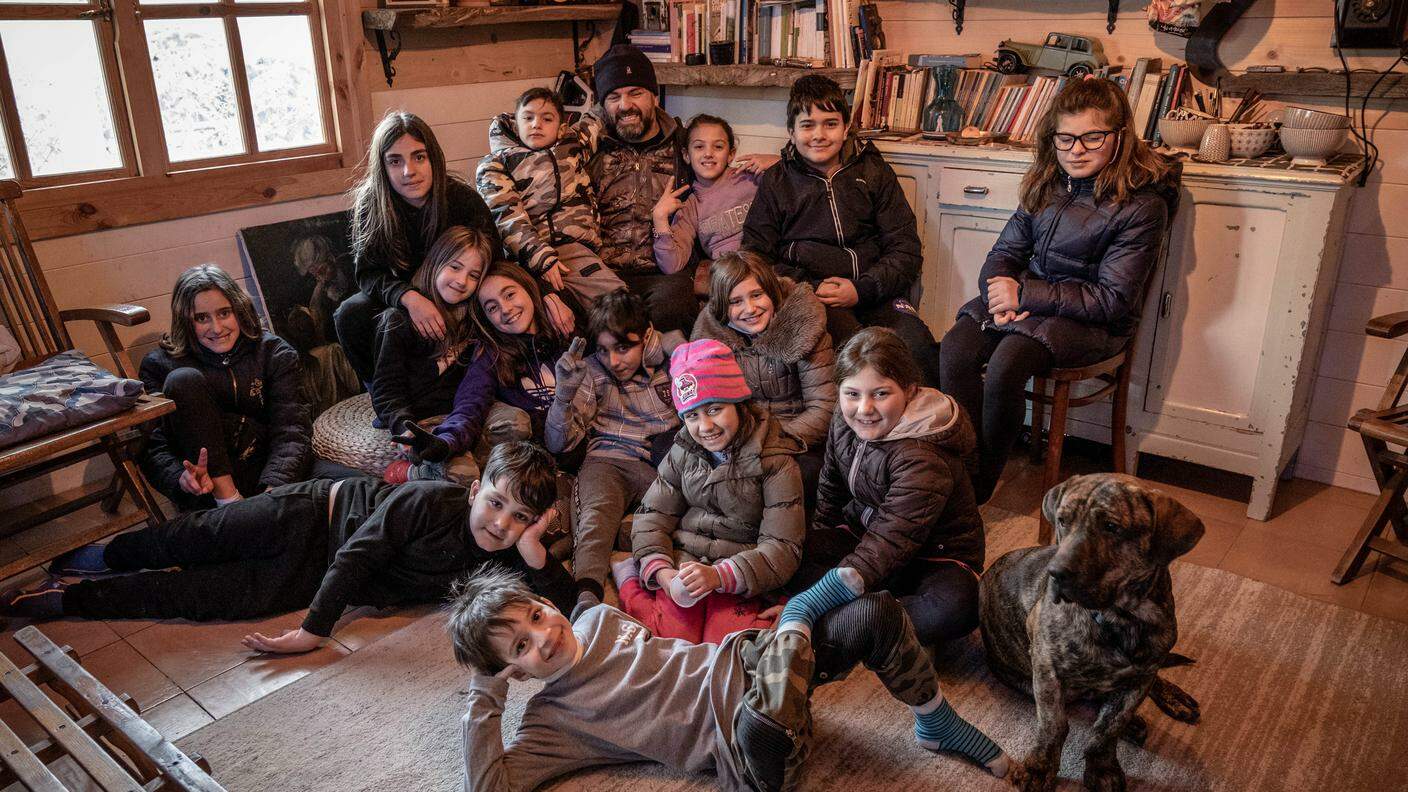 Foto di gruppo con Coco, il cane-sociologo dell’Albero delle Storie
