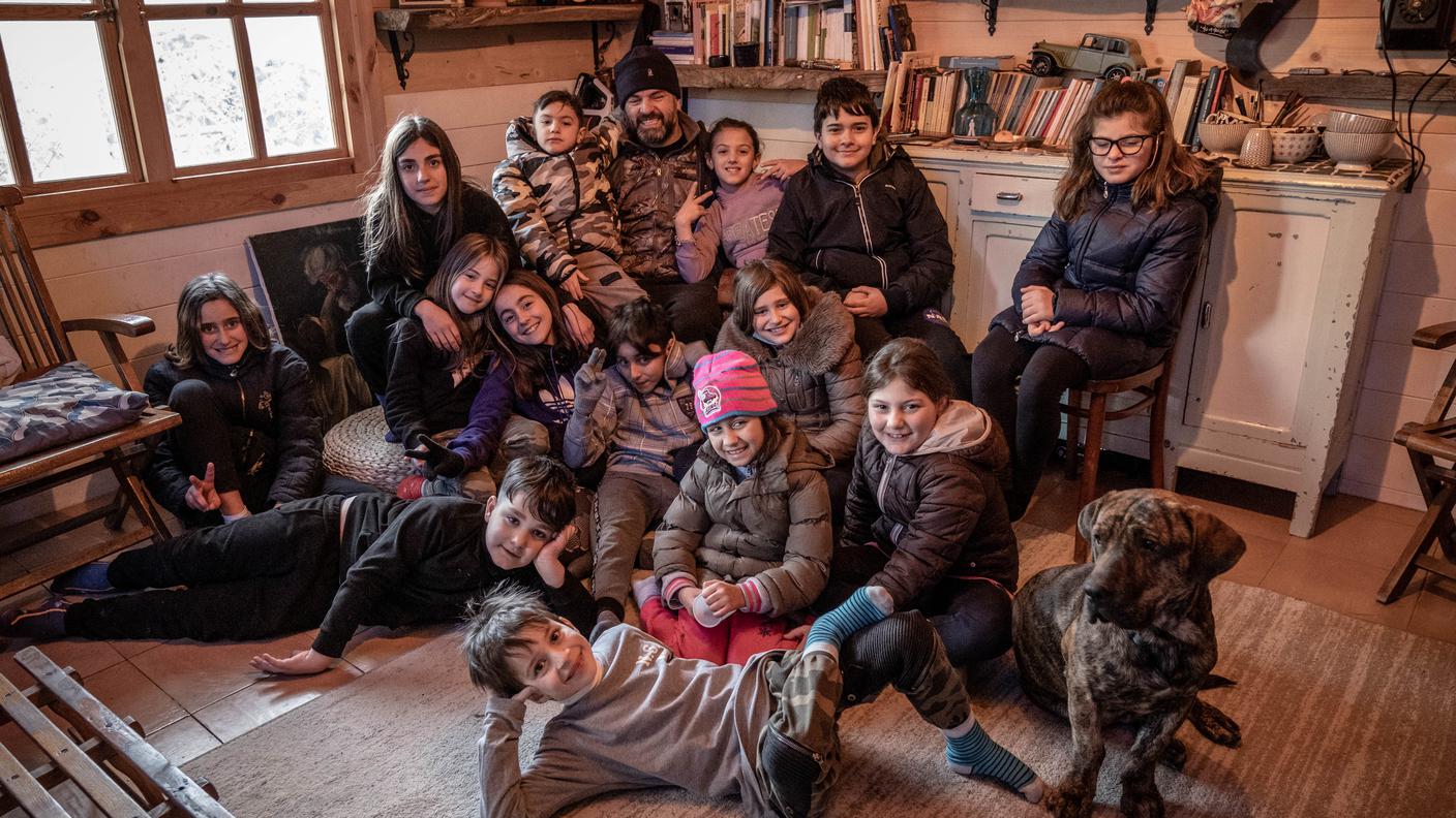 Foto di gruppo con Coco, il cane-sociologo dell’Albero delle Storie