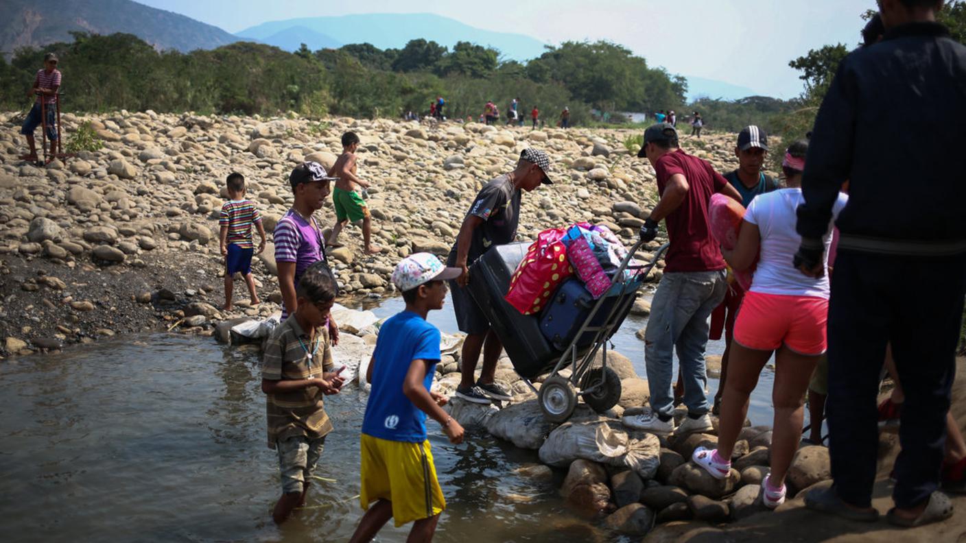 Migranti attraversano il Fiume Tachira attraverso le trochas