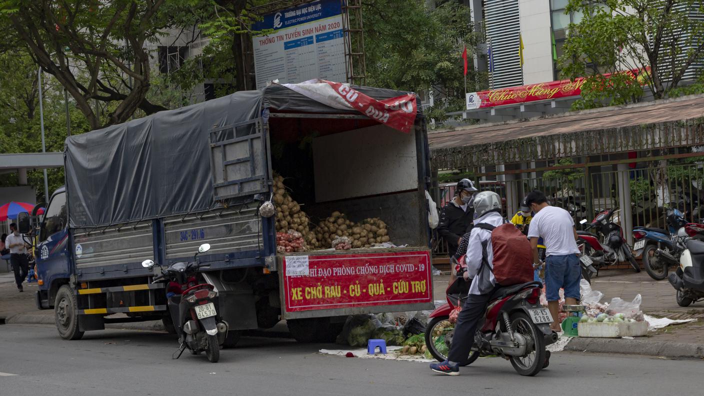 A causa del lockdown della provincia Hai Duong (circa 90 km da Hanoi), la merce agricola locale viene venduta nelle strade della capitale per evitare di mandarla al macero