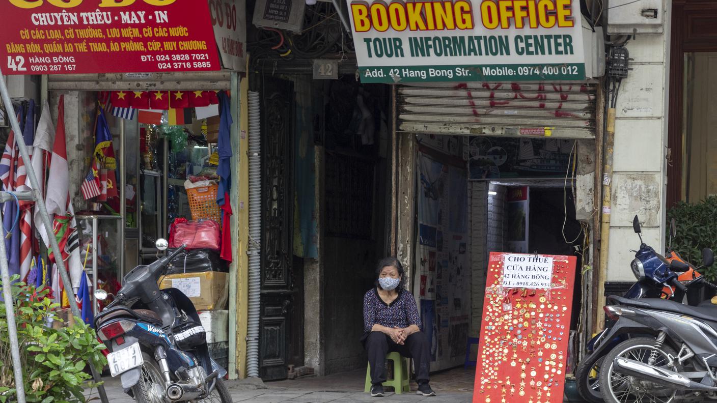 La dipendente di un'agenzia di viaggio per turisti attende inutilmente l'arrivo di clienti. Nel 2020 i turisti stranieri in Vietnam sono stati 3.8 milioni. Nel 2019 erano stati oltre 18 milioni