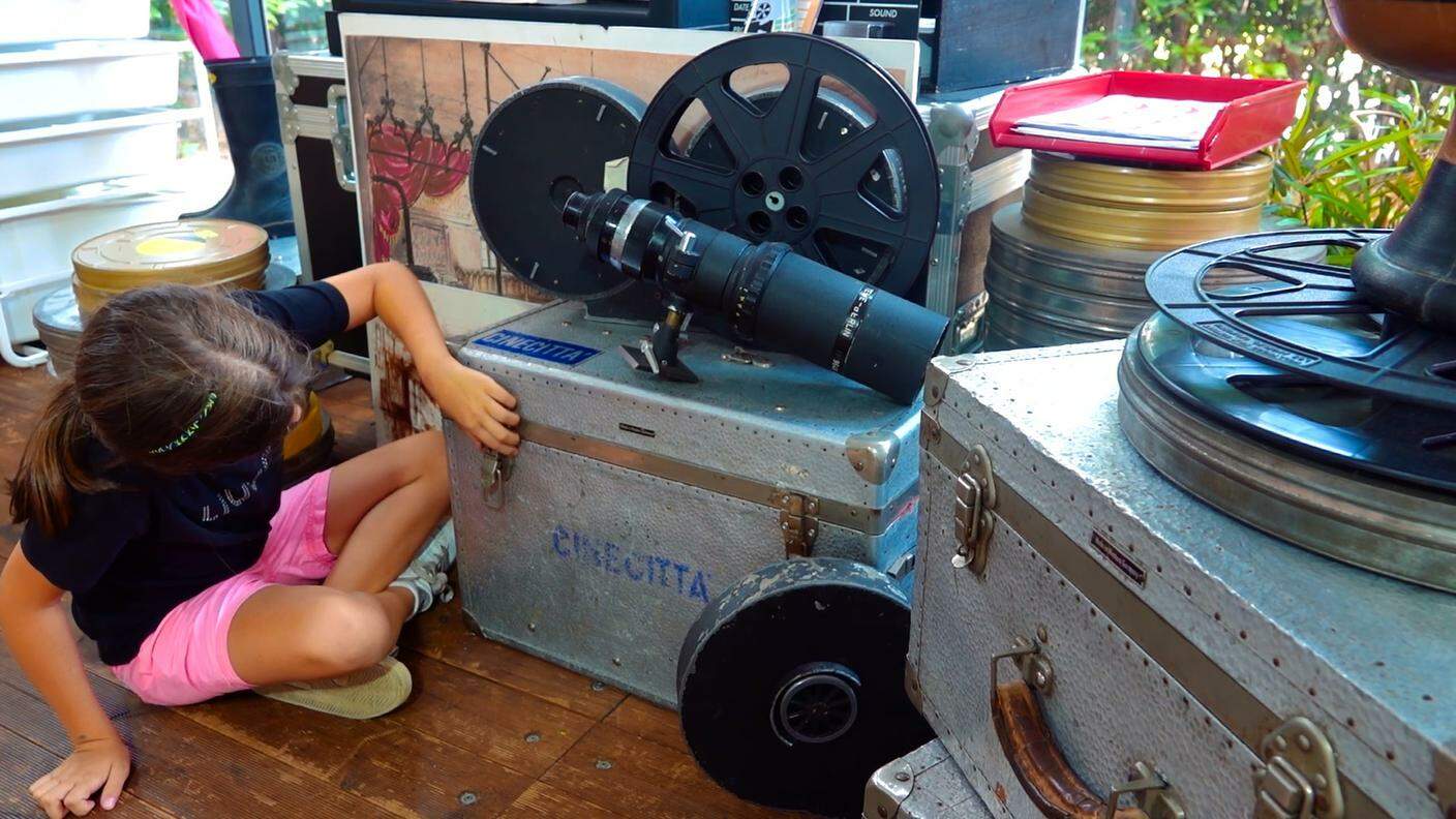 Una bambina gioca con i materiali del laboratorio dedicato a Gianini e Luzzati a Cinecittà