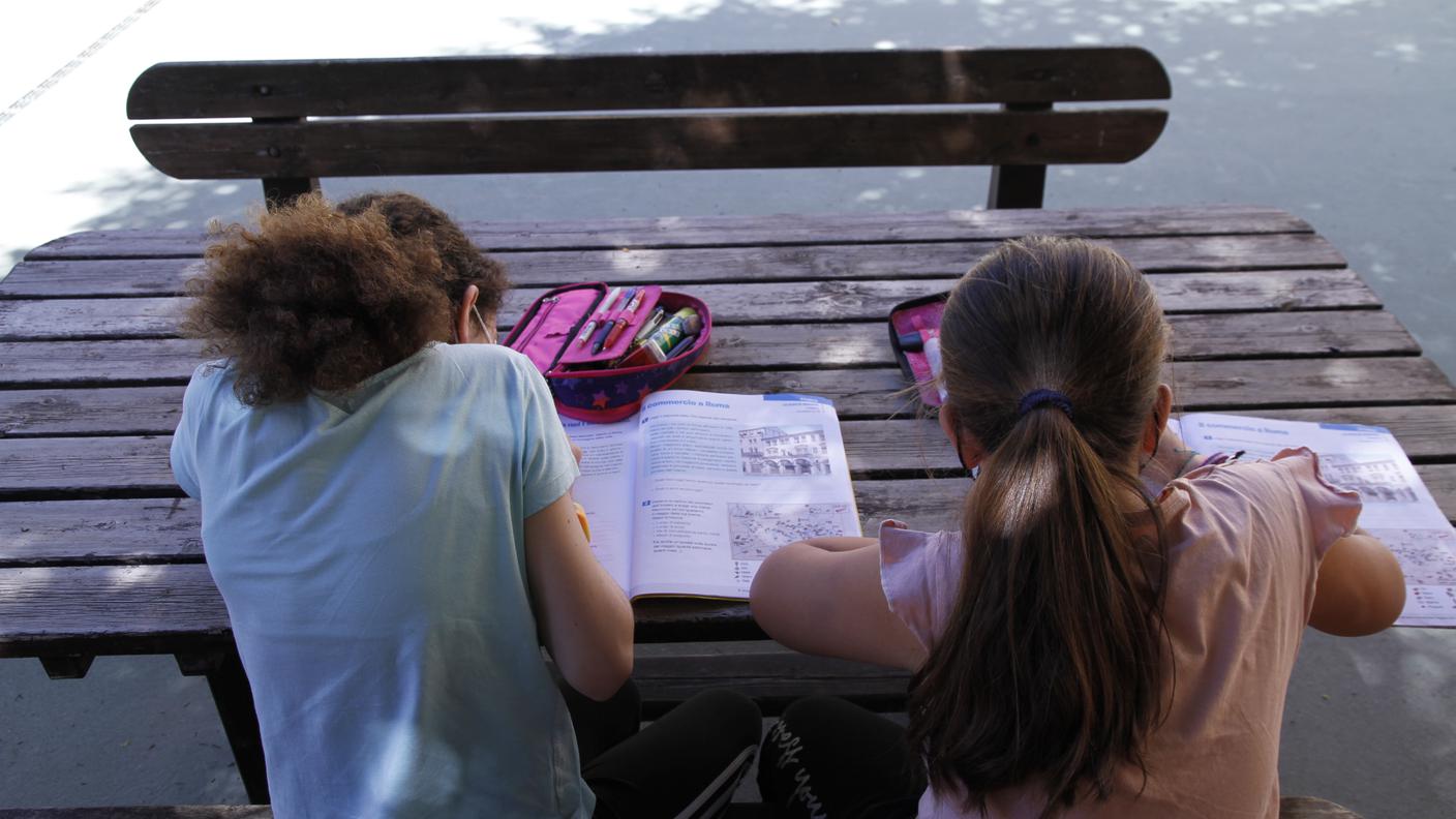 Due ragazze studiano alla Scuola svizzera di Catania