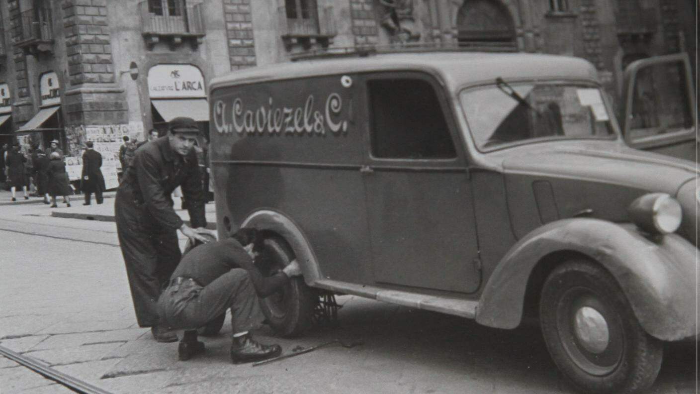 Una vecchia immagine dell'auto che eseguiva le consegne per la Pasticceria Caviezel