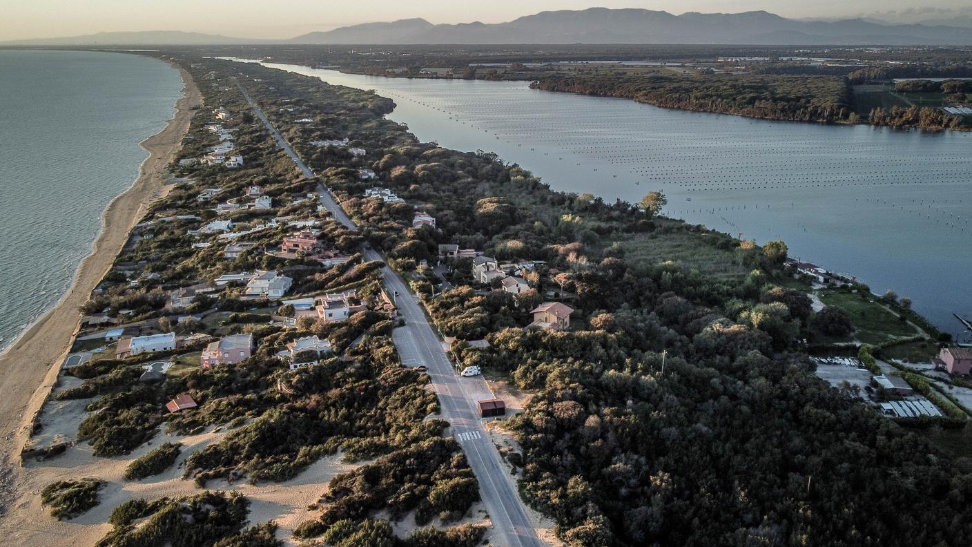 L'intensa edificazione che risale alla febbre edilizia degli anni '60 a ridosso dell'ambiente dunale del lungomare di Sabaudia