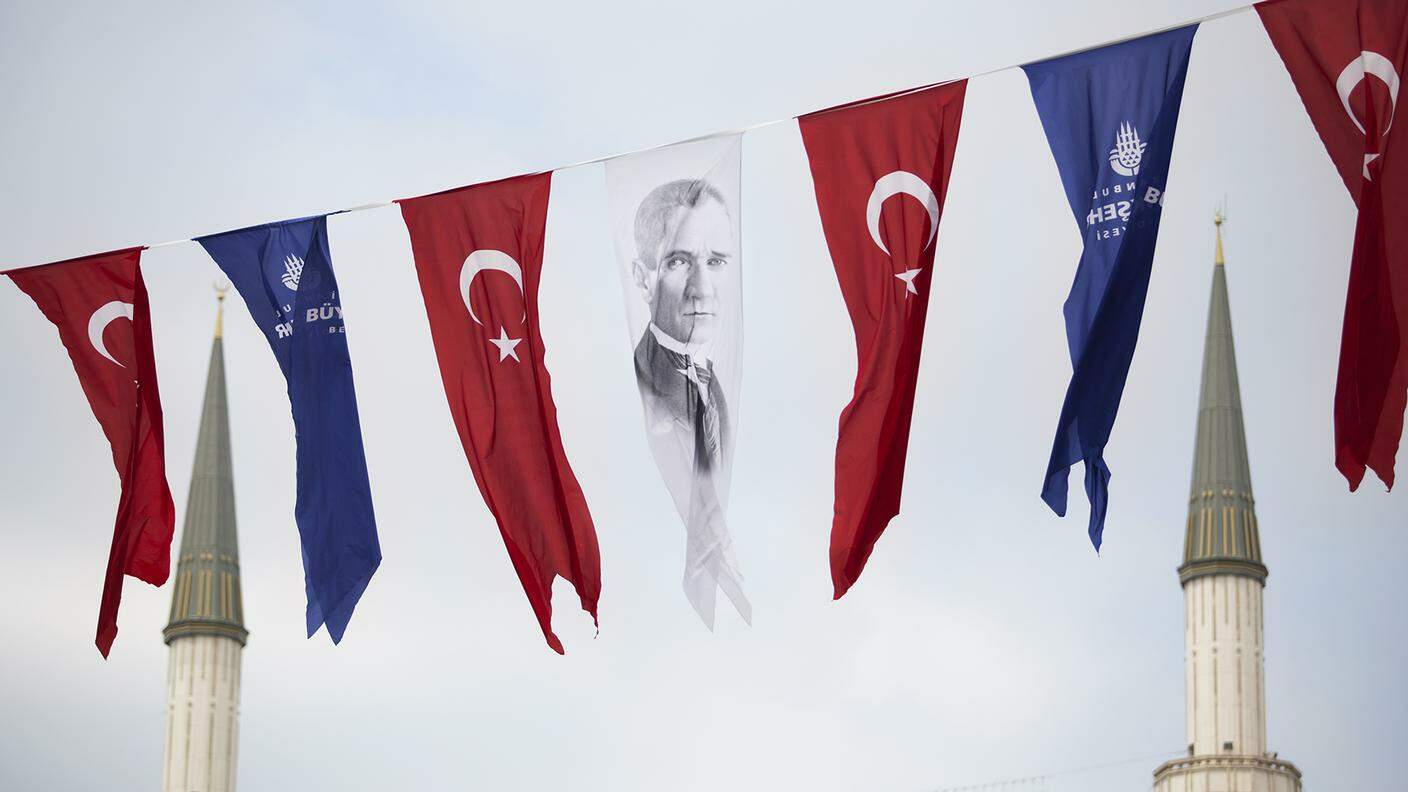L’effige (sconsolata) di Mustafa Kemal Atatürk tra i due minareti della nuova moschea di Taksim