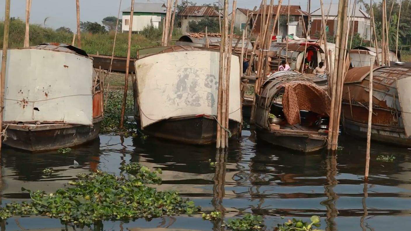 Le barche dei Bede sul fiume Padma