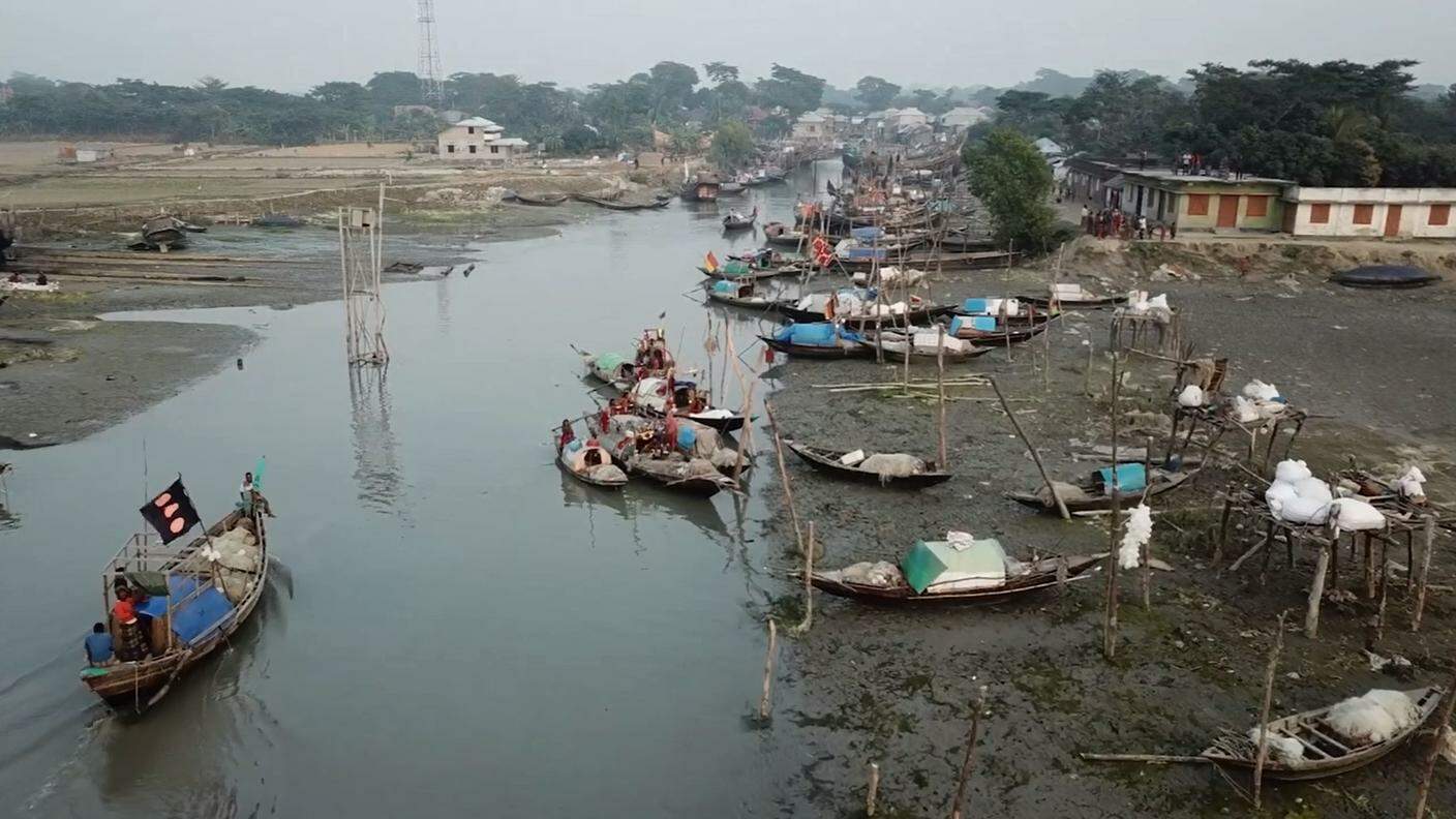 Una veduta del fiume Padma in Bangladesh, con le barche dei residenti Bede
