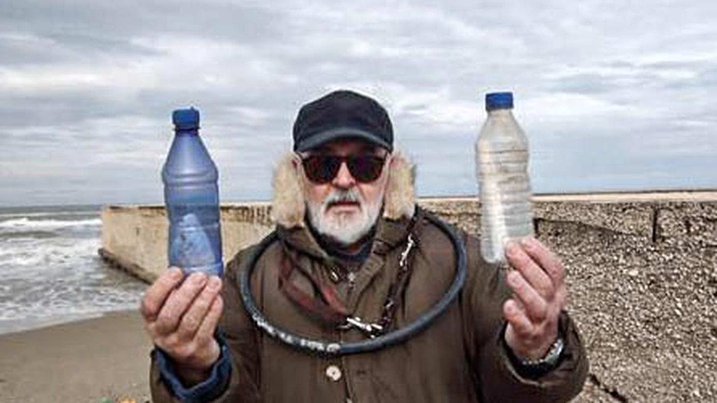 Piero Di Ioia mostra il ritrovamento di due bottiglie contenenti messaggi arrivati dal mare