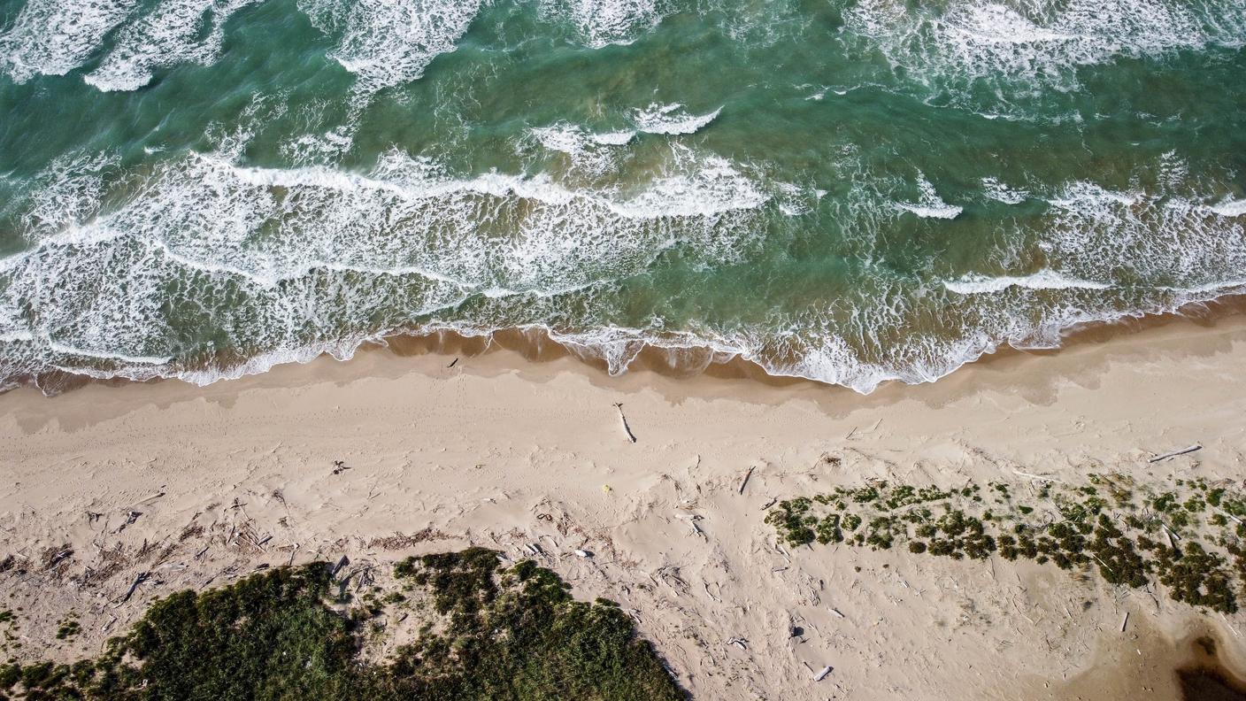 Il tratto di costa dove il mare incontra la macchia mediterranea con i residui di tutto quello che le onde spingono a riva