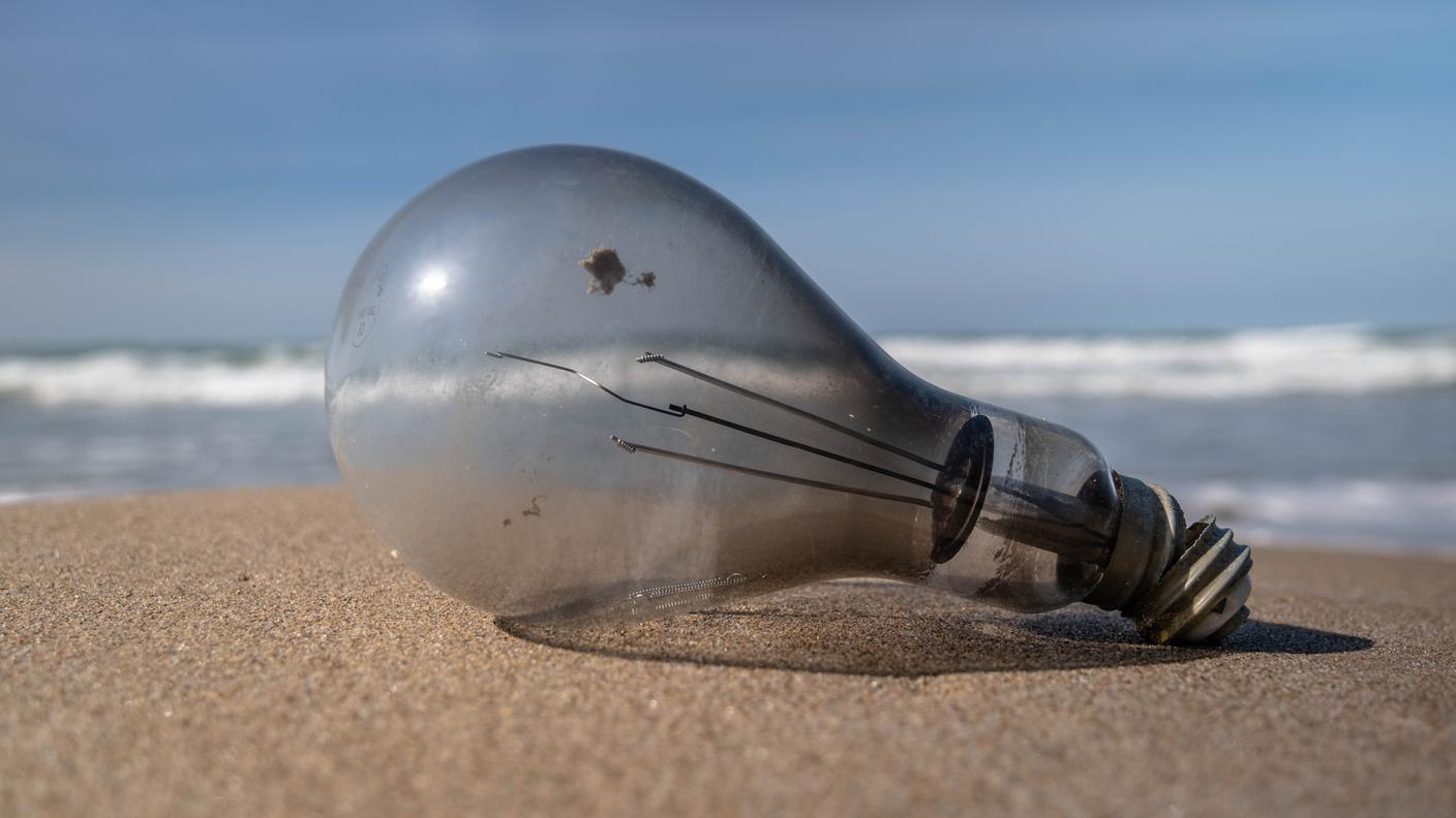 Dal mare arriva di tutto e nonostante gli oggetti suggeriscano a volte un paesaggio surreale e metafisico, non va dimenticato che si tratta di inquinamento