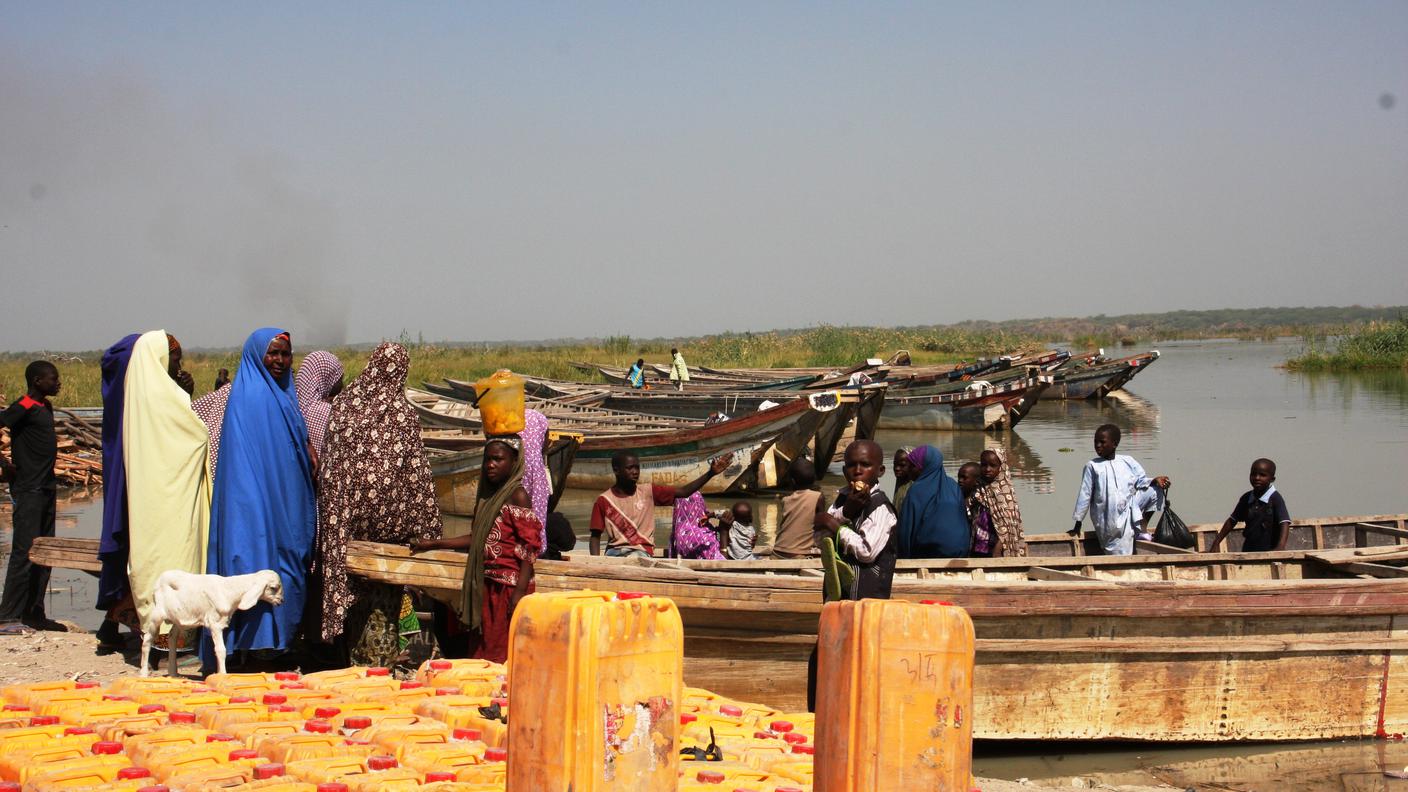Donne in attesa di un gruppo di pescatori Boudou sul lago Ciad