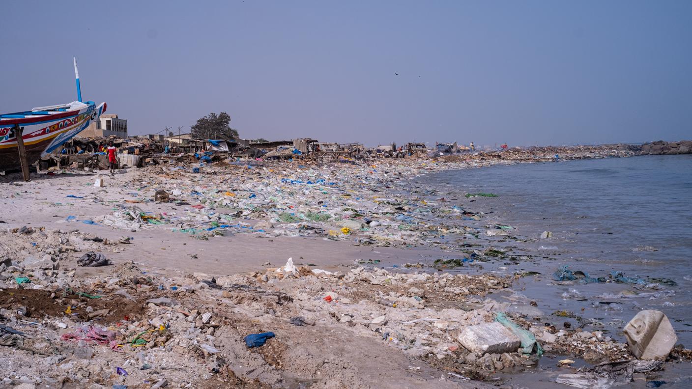 Come molte nazioni dell’Africa occidentale, il Senegal affronta da anni grossi problemi di inquinamento da rifiuti di plastica che stanno mettendo in pericolo l’ecosistema