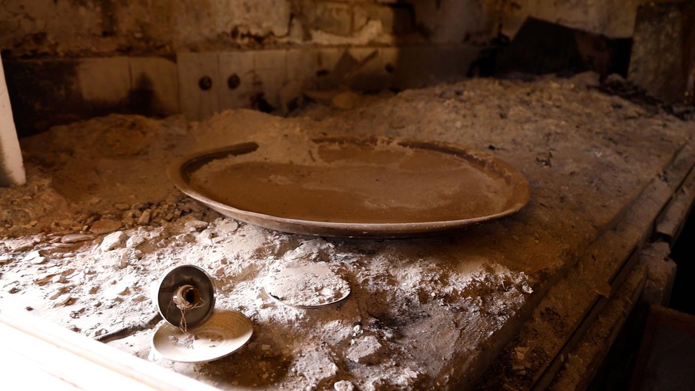Sopra le celle veniva acceso il fuoco e il locale si riempiva di fumo. A oltre un anno di distanza dalla fuga del clan Kanie è ancora tutto coperto di cenere