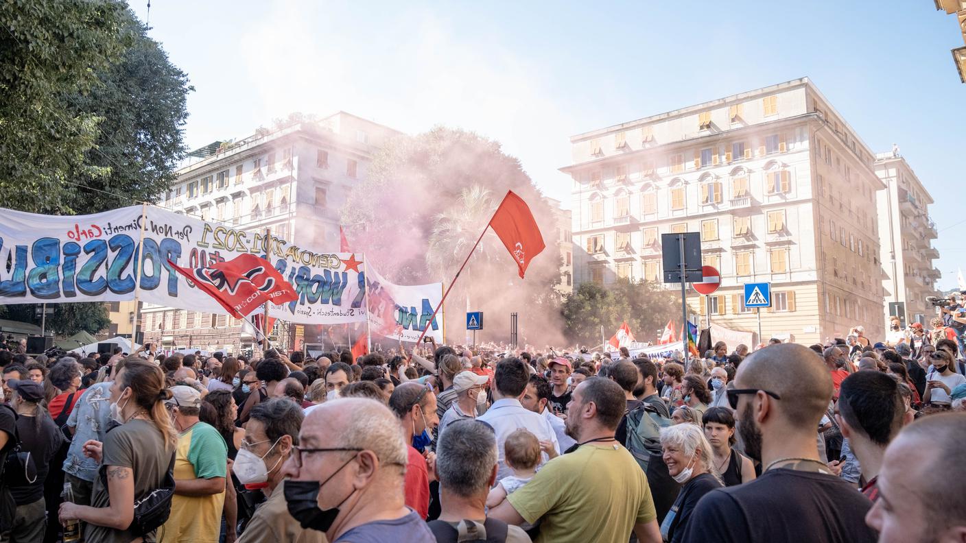 Piazza Alimonda, Genova, il minuto di silenzio – alle 17,27 del 20 luglio – nell’ora esatta in cui morì Carlo Giuliani, manifestante altermondialista di 23 anni