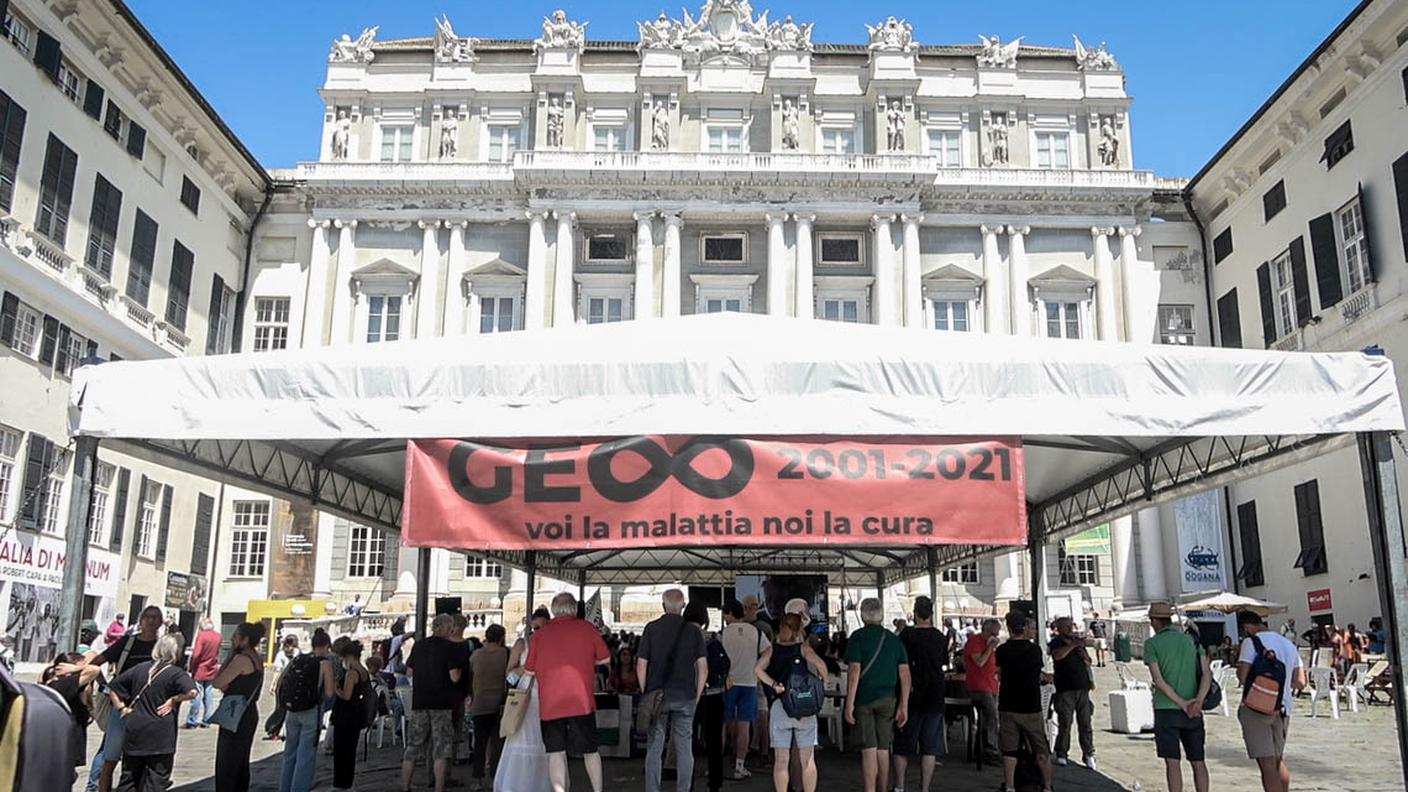 Il tendone, di fronte al Ducale, in cui si sono tenute le assemblee dei movimenti sociali nel ventennale del luglio 2001