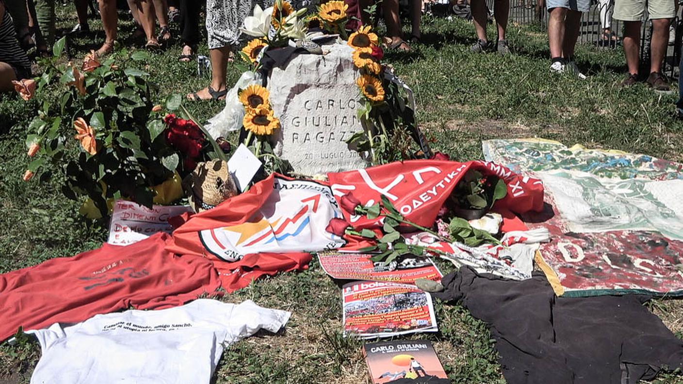 Il cippo dedicato a Carlo Giuliani nella piazza in cui, il 20 luglio del 2001, fu ucciso durante le contestazioni del G8