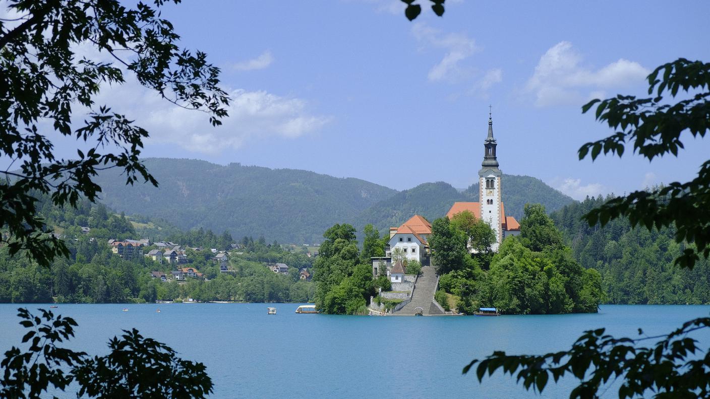Il Lago di Bled, dopo Lubiana, è uno dei luoghi più visitati in Slovenia dove ben il 13 per cento del territorio è costituito da aree protette