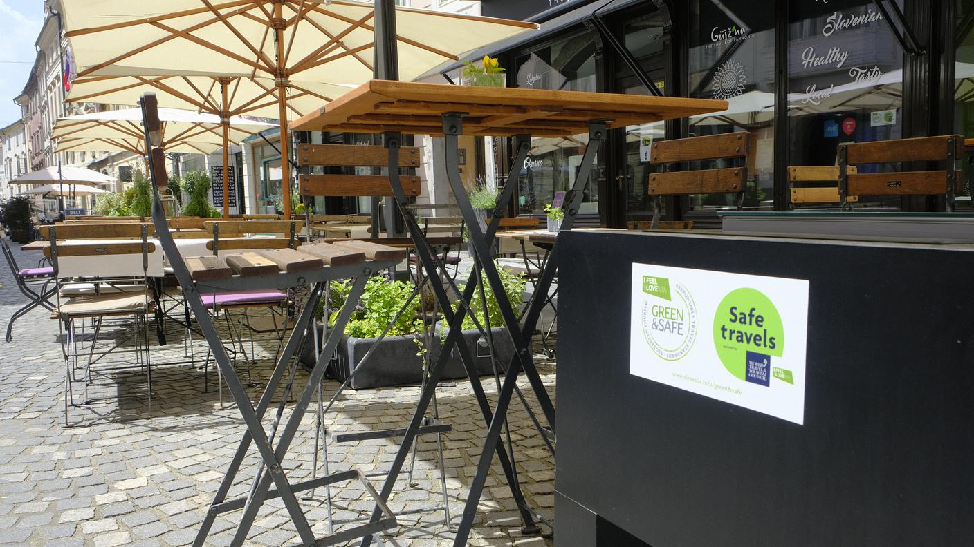 L’etichetta “Green&Safe” apposta all’esterno di un esercizio commerciale. Viene assegnata a chi rispetta le regole anti-covid e implementa politiche eco-friendly 