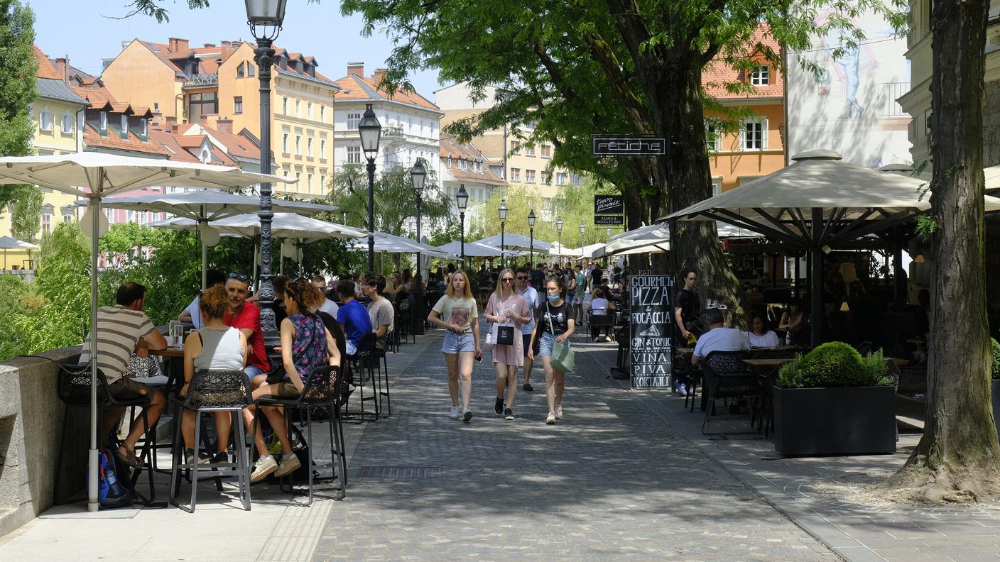 Una stradina lungo il fiume Ljubljanica di nuovo piena di turisti. Il settore dell’accoglienza in Slovenia genera oltre il 10% del Pil e occupa l’11% dei lavoratori