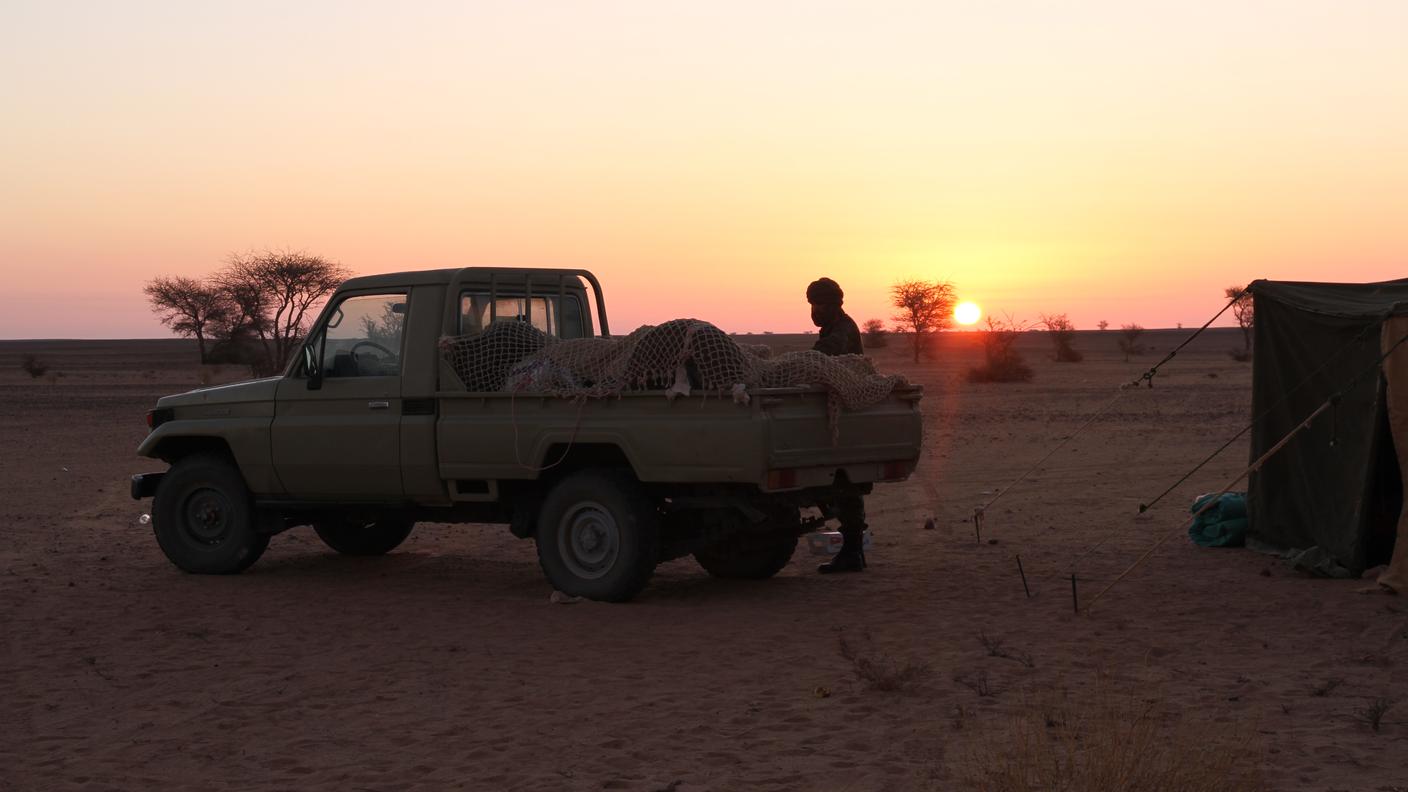 Soldati saharawi si preparano alla battaglia nel deserto