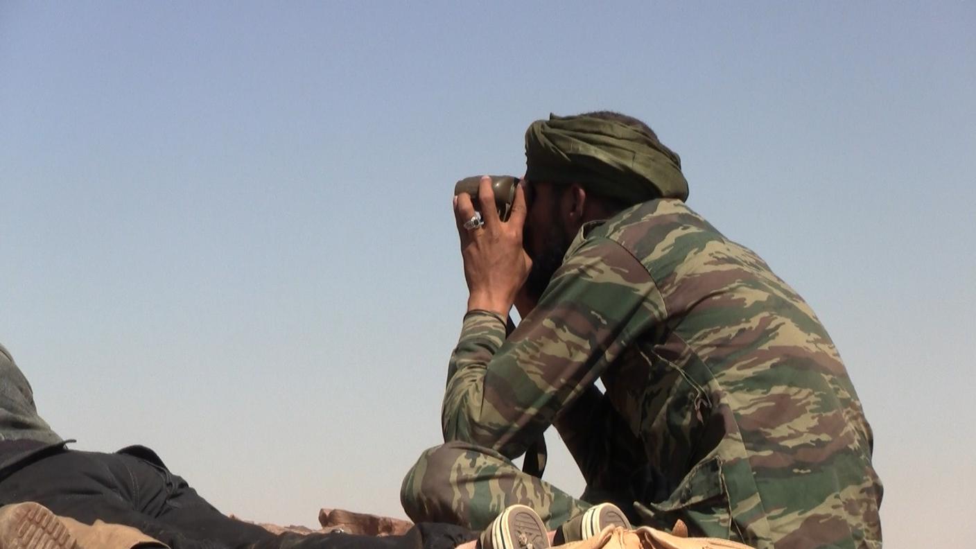 Un soldato saharawi in avvistamento nell'area di Mahbes.jpg