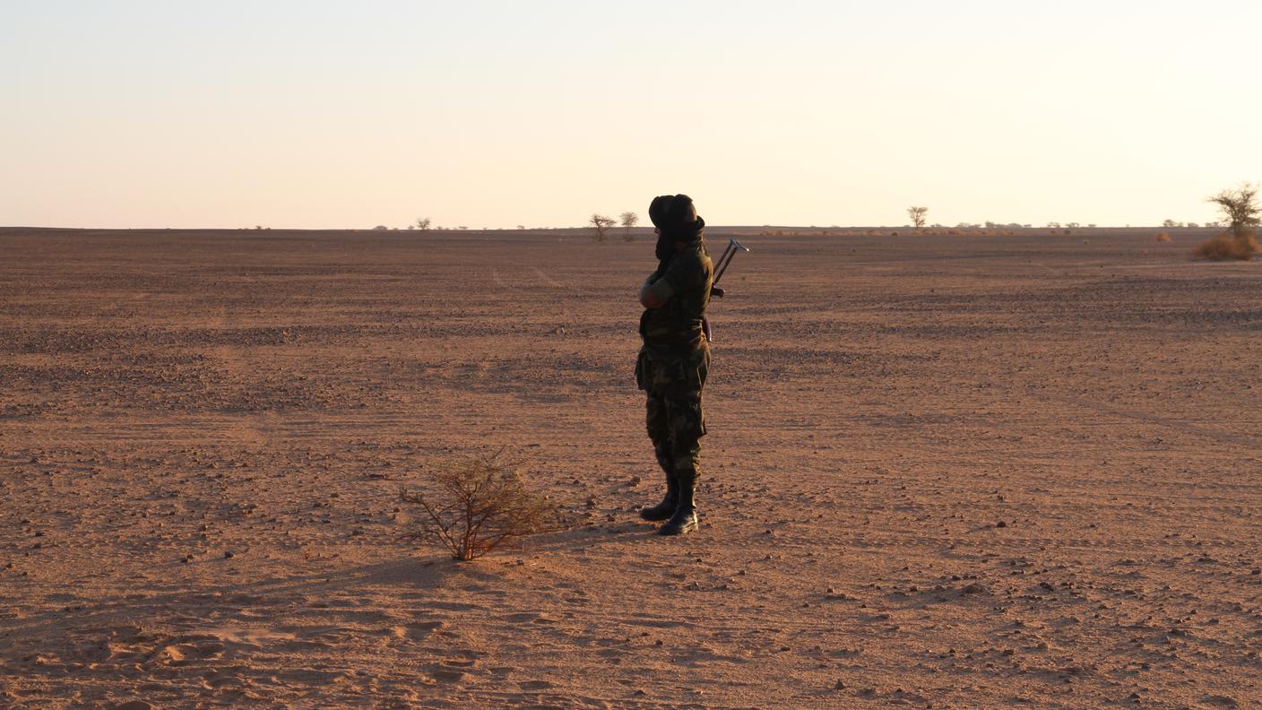 Soldati saharawi si preparano alla battaglia nel deserto