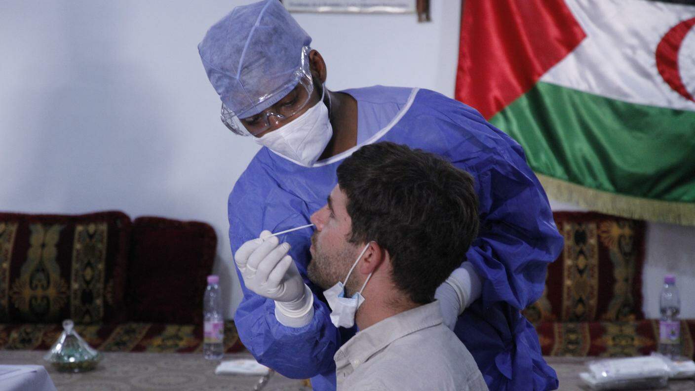 Un infermiere pratica un tampone all'ospedale di Boujdour