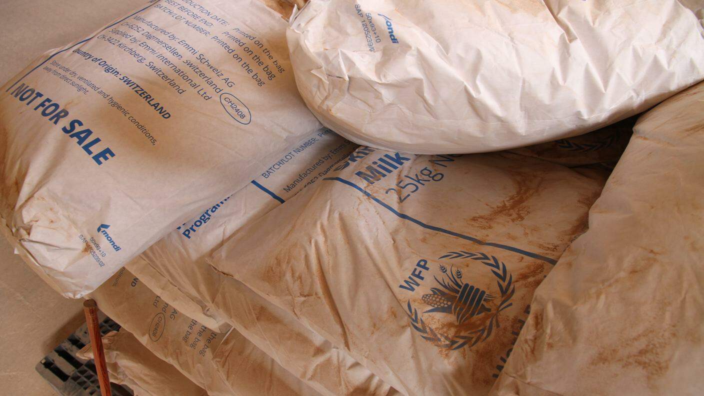Pacchi di latte in polvere donati dalla Svizzera in un magazzino della Mezzaluna Rossa Saharawi